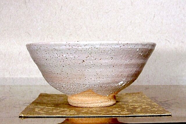 京焼・清水焼　ピーター・ハーモン（巖）作　黒豆　灰釉　梅花茶碗　無傷　共箱　保証 京焼・清水焼 ピーター・ハーモン（巖）作 黒豆 灰釉 梅花茶碗 無傷 共