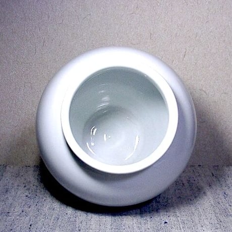 神奈川県　林　敏夫 作　白磁壺　共箱　無傷　保証。