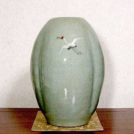 京焼・清水焼　八木一艸 作　青磁雲鶴文　花瓶　無傷　共箱　保証。