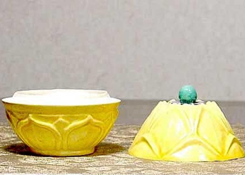 三井大磯 古余呂技窯 川瀬順一（二代竹春）作 交趾 歓冬花 香合 無傷 