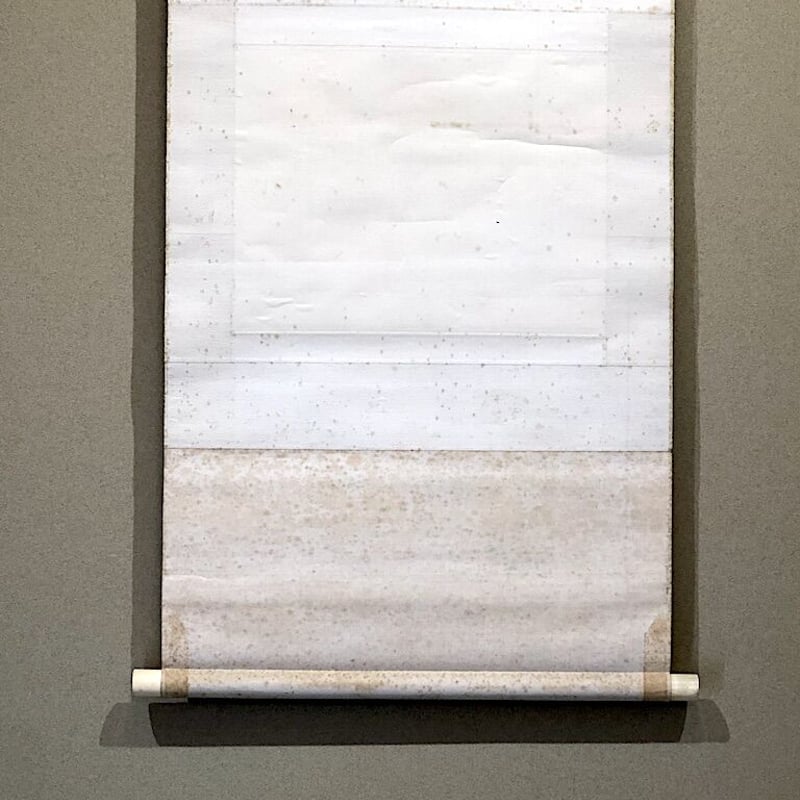掛軸 日本画家 山下摩起画伯 水墨画「茨牡丹」軸装 作品良好 共 掛軸 日本画家 山下摩起画伯 水墨画「茨牡丹」軸装 作品良好 共