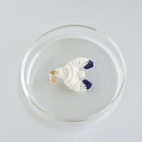 花を運ぶカモメ ブローチ（白×紺）