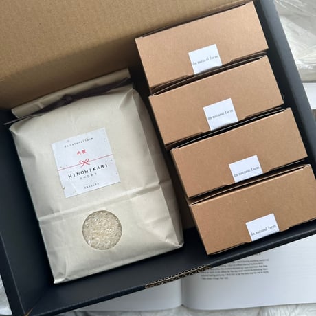 ・GIFT BOX（2kg・ミニ米味噌×2・塩麹×1・雑穀米×３・有機茶TB３種 ）A-Qラベル  / 暑い時期のみクール便発送