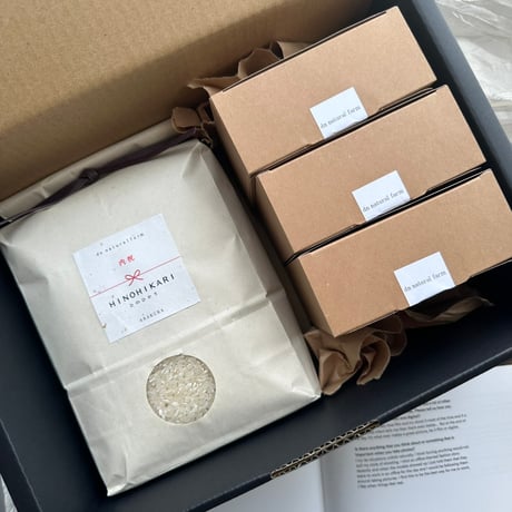 ・GIFT BOX（2kg・塩麹×1・雑穀米×3・ミニ米味噌SET×1・有機茶TB３種 ）A-Qラベル  / 暑い時期のみクール便発送