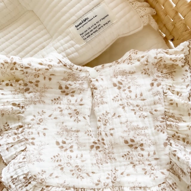 Baby&Kids】クラシカルフラワースクエアフリルスタイ | merrylatte