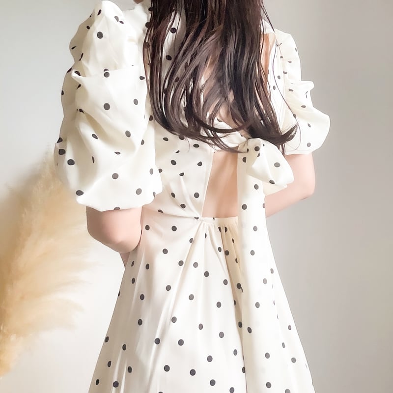 即納あり】バックリボンパフスリーブドットワンピース | merrylatte