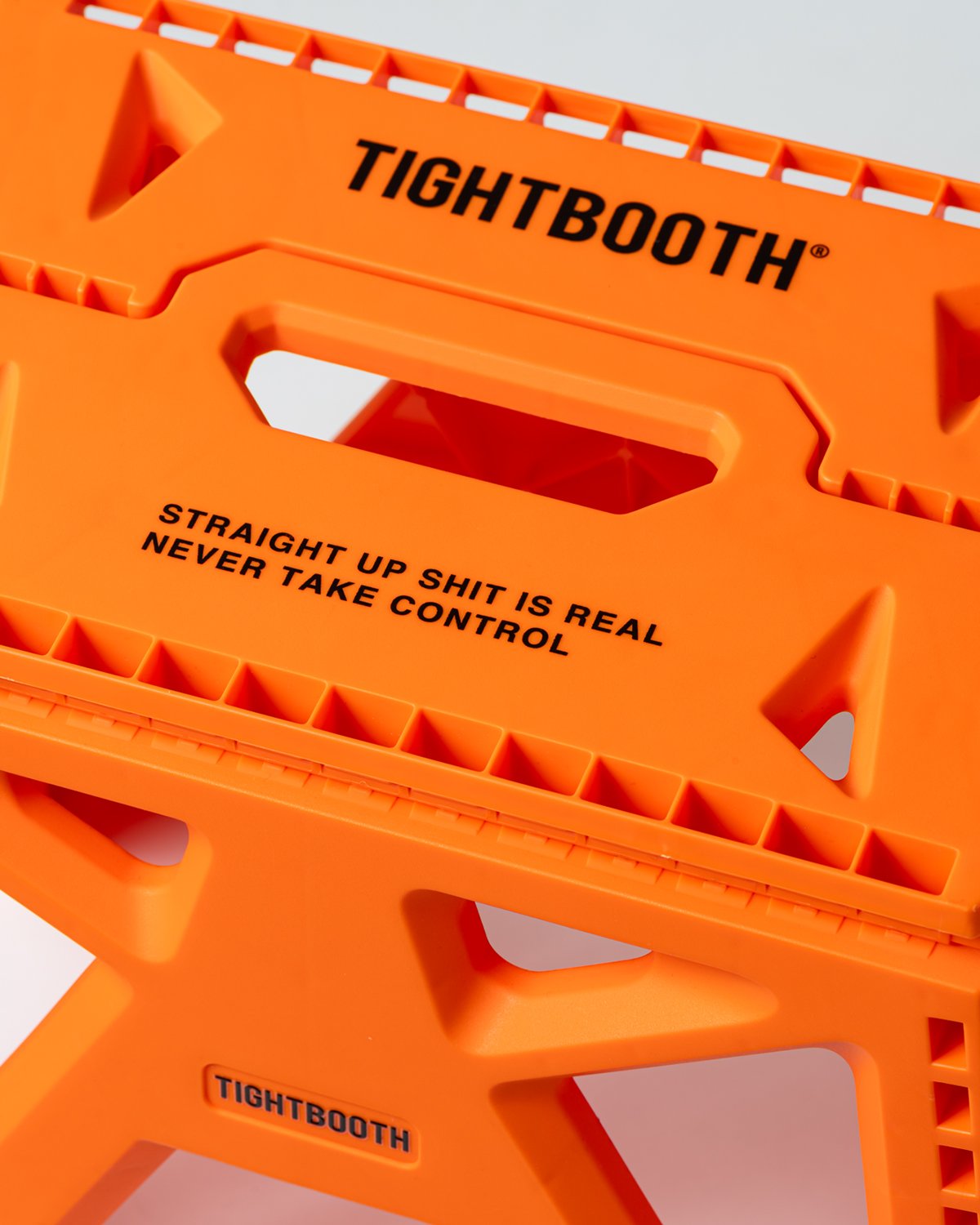 TIGHTBOOTH LABEL LOGO FOLDING STOOL | STEEZ CR