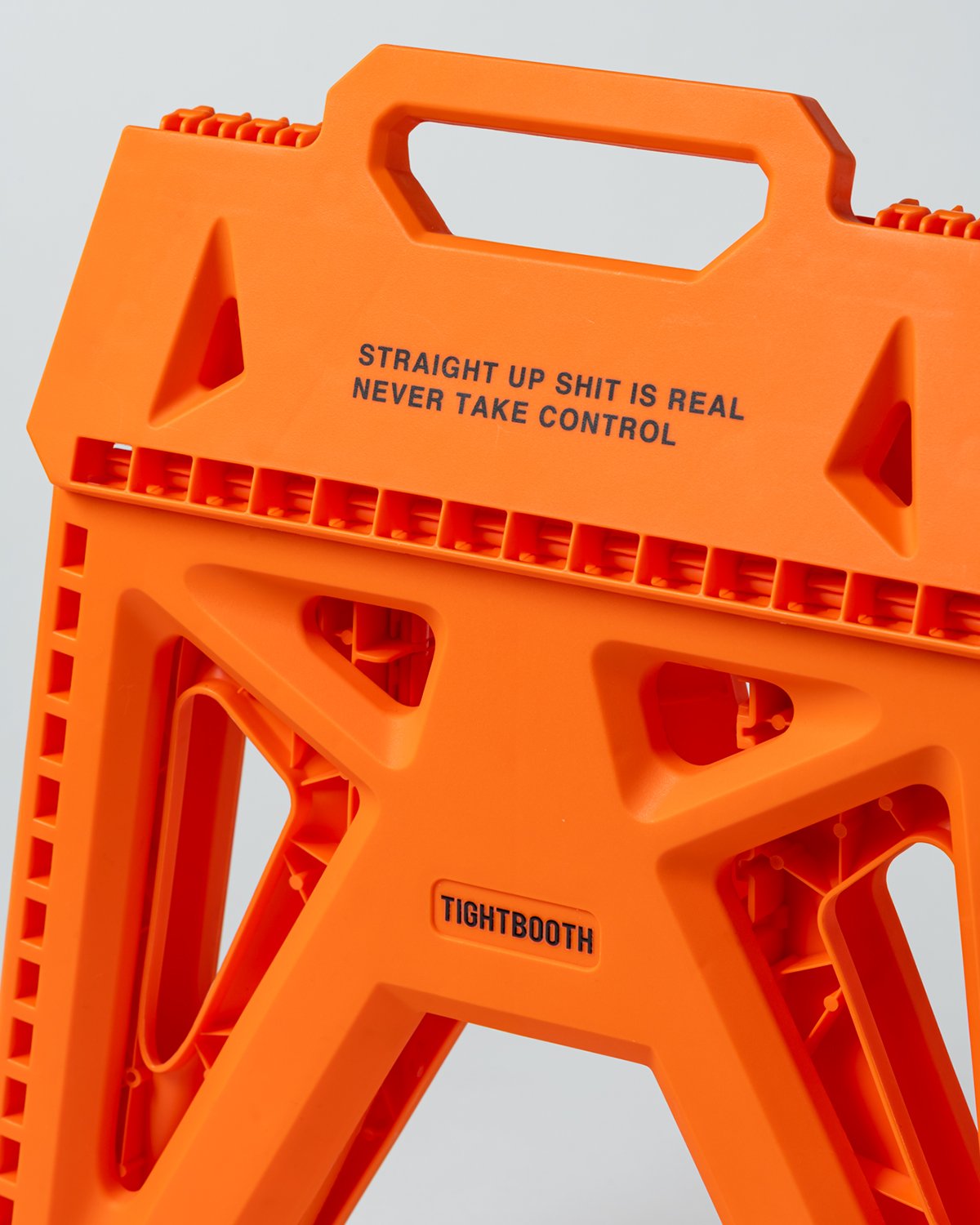TIGHTBOOTH LABEL LOGO FOLDING STOOL | STEEZ CR