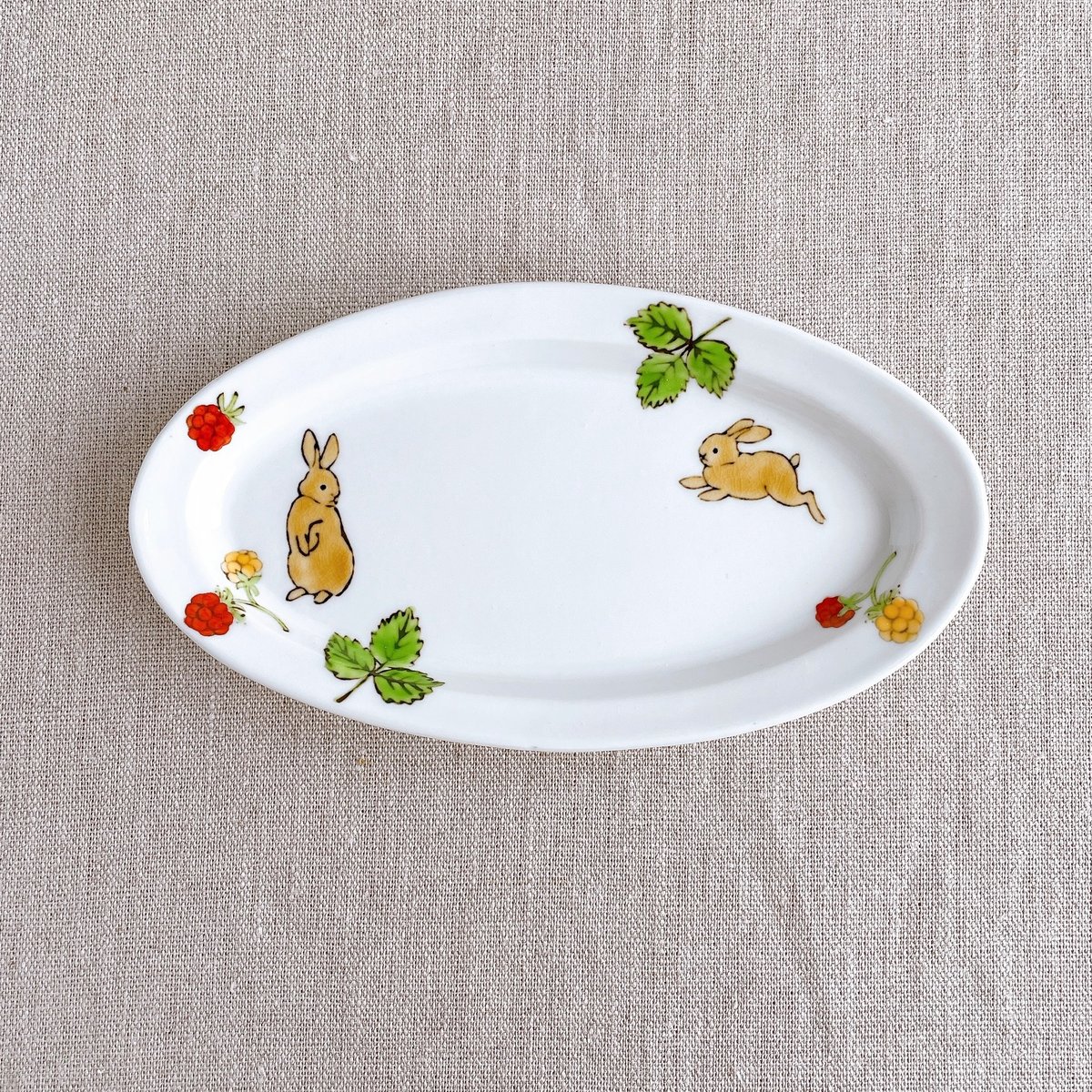 うさぎと木苺楕円皿(小) | nao uchimura 内村七生