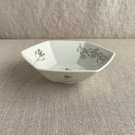 レースラベンダーと黄色の花六角鉢