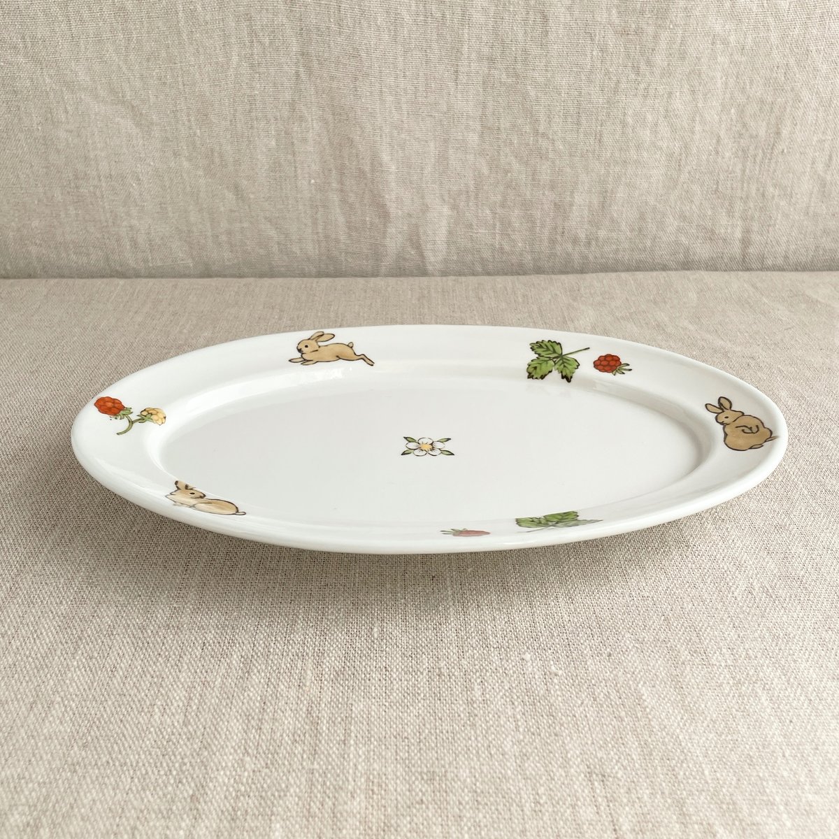 うさぎと木苺楕円皿（大） | nao uchimura 内村七生