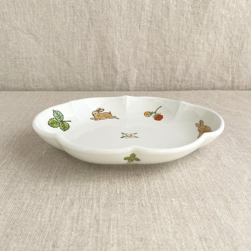 うさぎと木苺輪花楕円皿 | nao uchimura 内村七生