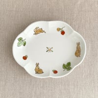 うさぎと木苺輪花楕円皿