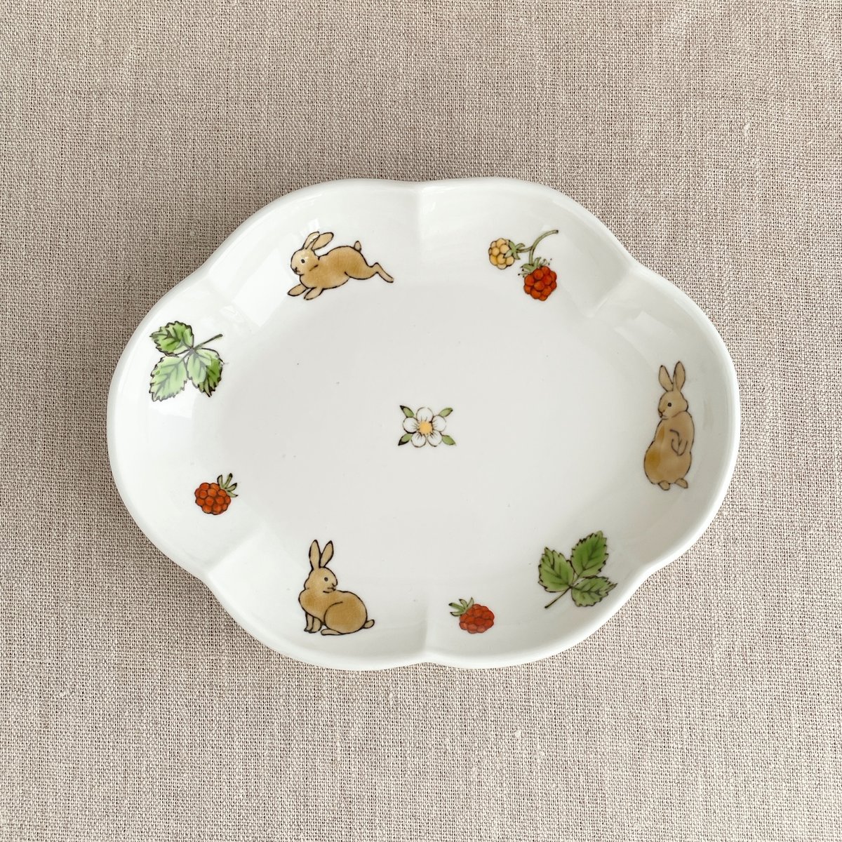 うさぎと木苺輪花楕円皿 | nao uchimura 内村七生