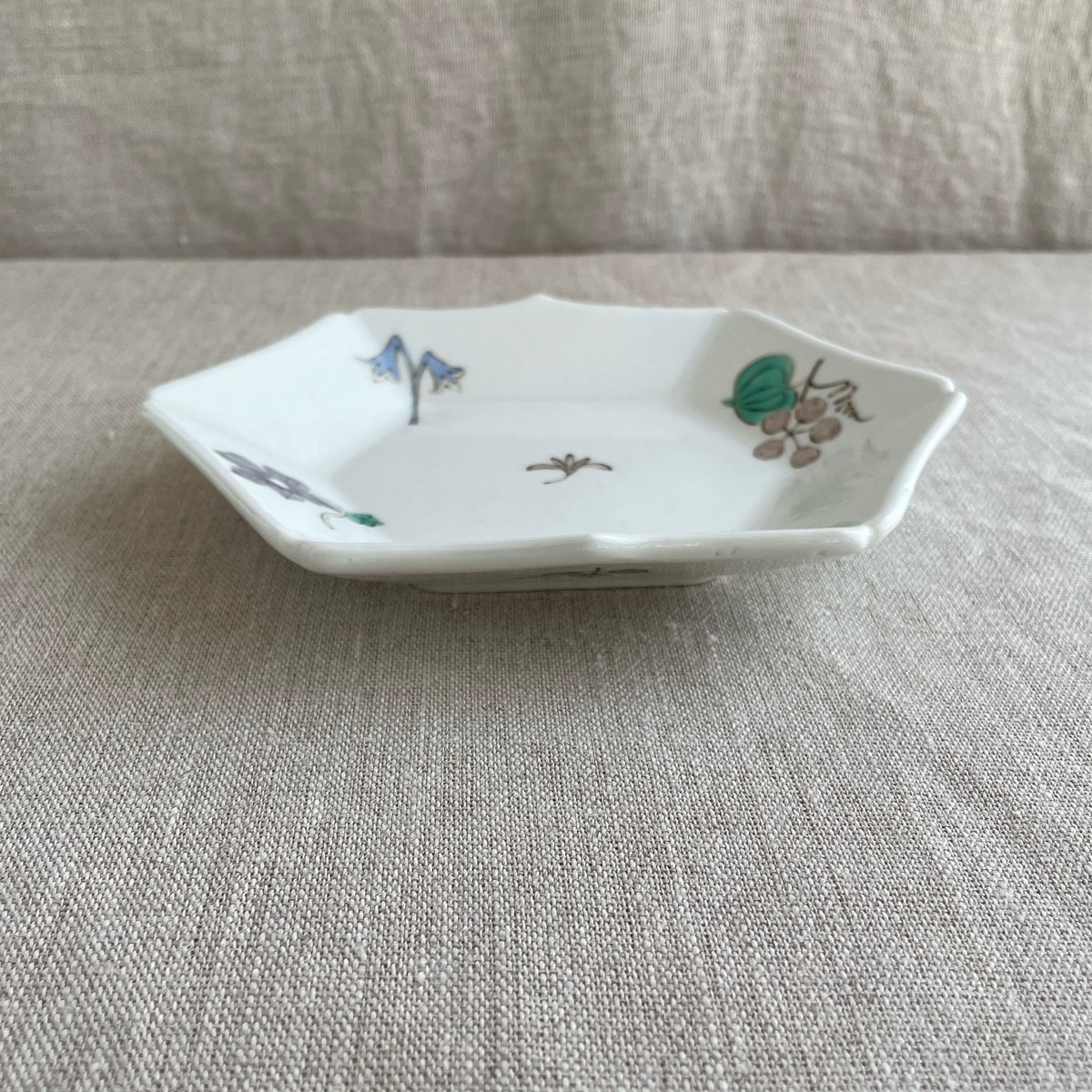 粉彩花卉紋八角皿 台無しmomo 色絵花実文変形八角皿 | nao uchimura 内村七生