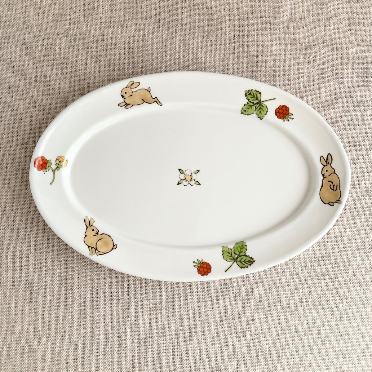 うさぎと木苺楕円皿（大） | nao uchimura 内村七生