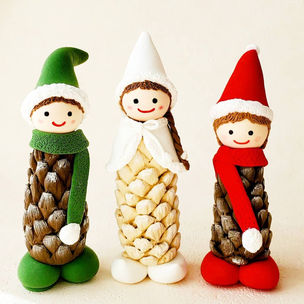 松ぼっくりと人 hq720.jpg?sqp=-