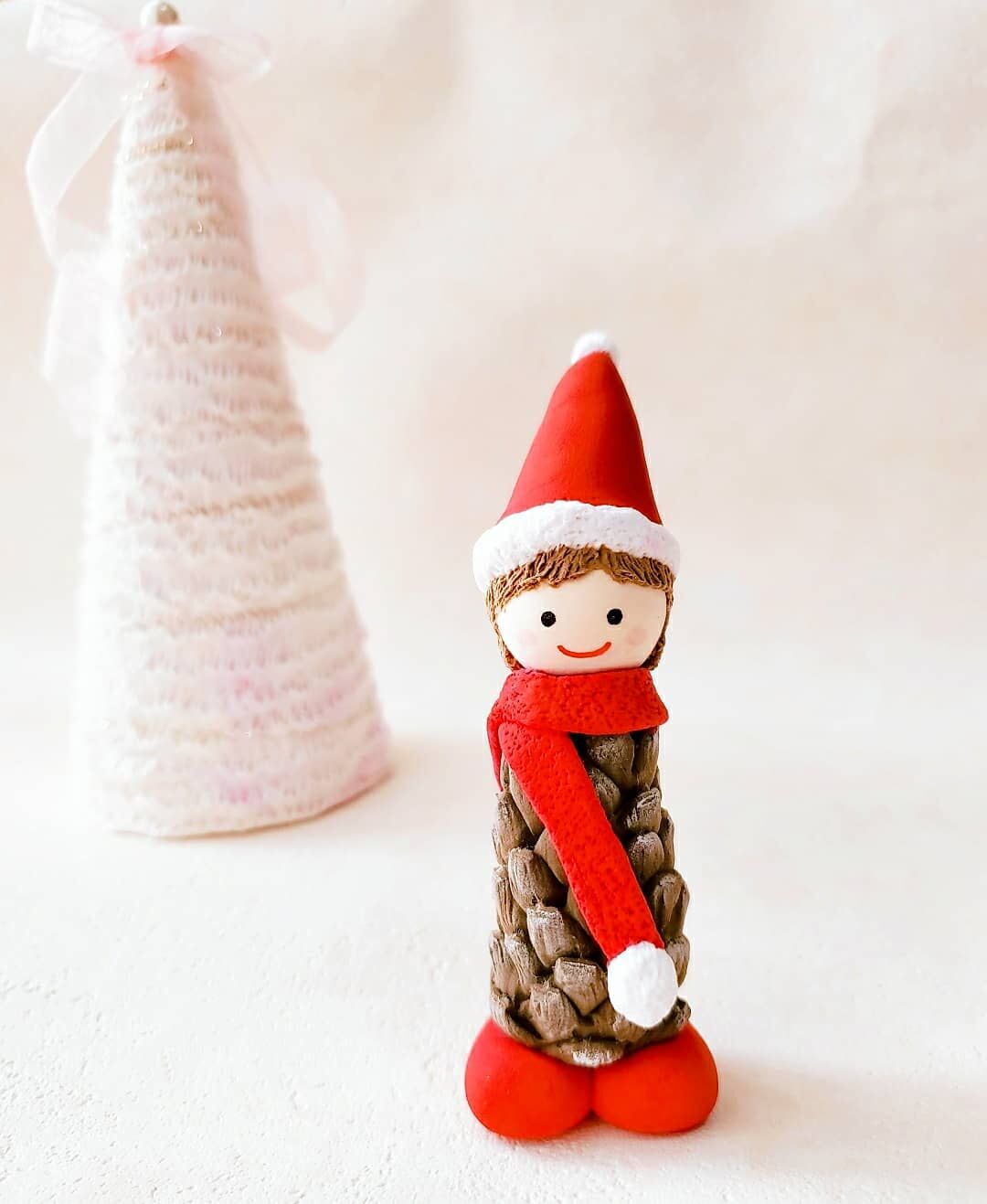 松ぼっくりと人 74471497_2384782975071443_6448