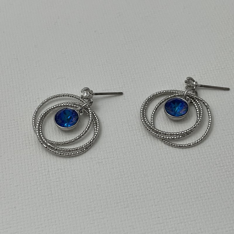 【美品】スワロフスキー　Swarovski 3連ピアス 三連リングのピアス スワロフスキー ロイヤルブルー | L'atelier Chami