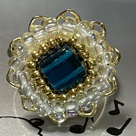 チェコガラスとボヘミアンビーズの指輪　ブルー