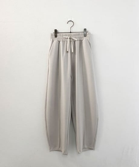 カーブパンツ