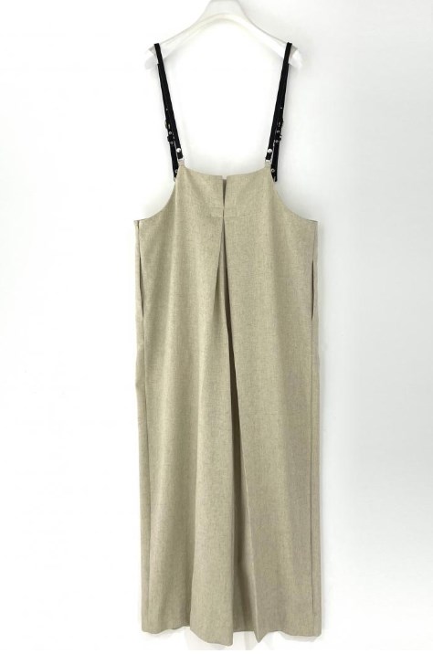 chignon シニヨン　チェーンサスペンダー付きパンツ　ベージュ CHIGNON（シニヨン）の「【大人気】CHIGNON チェーン