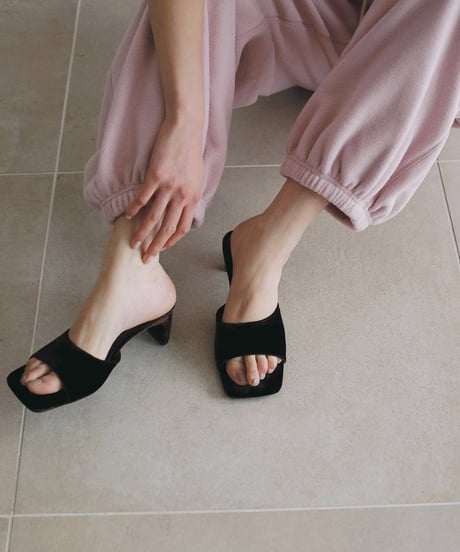 anuke アンヌーク　Squaretoe Velour Mule　62611027