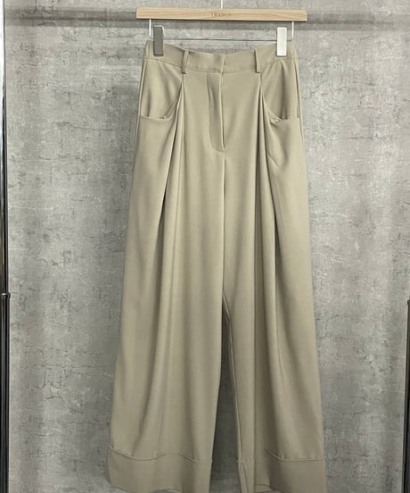 TRANOI.　トラノイ　カラータックワイドパンツ　211J508