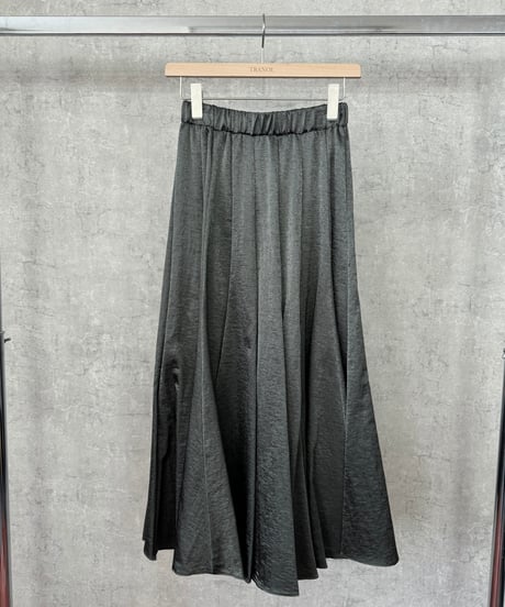 TRANOI.　トラノイ グロッシーサテンサーキュラースカート 231R509