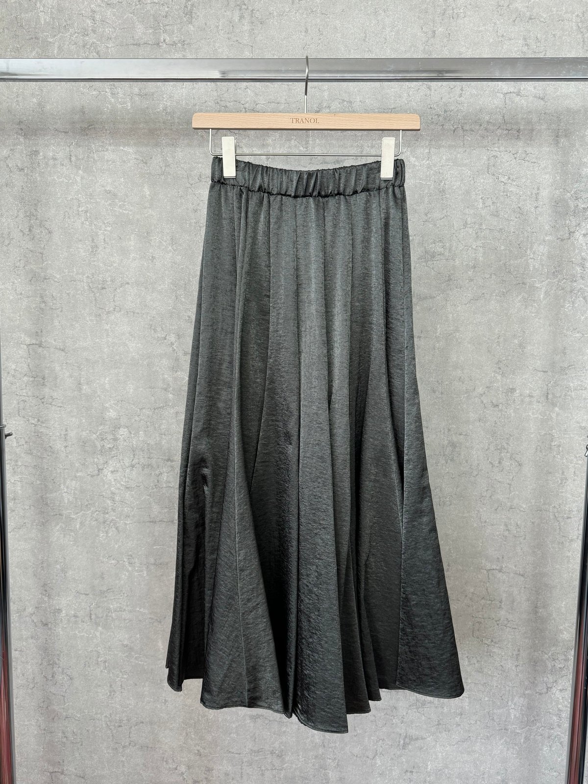 トラノイグロッシーサテンサーキュラースカート TRANOI. トラノイ グロッシーサテンサーキュラースカート