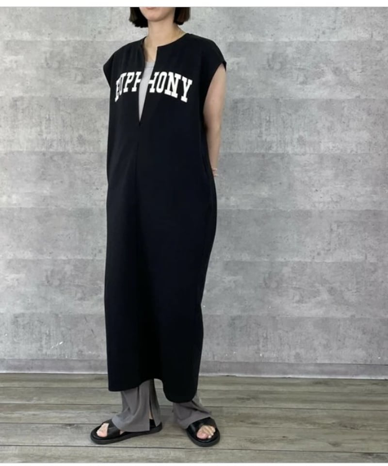Anna Kerry アンナケリー スリットネックロゴワンピース
