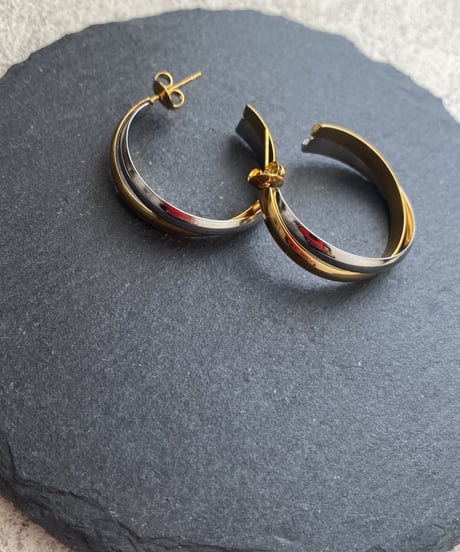コンビカラーのフープピアス
