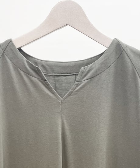 ナナイロトイロ　毎日の定番トップス　KHAKI