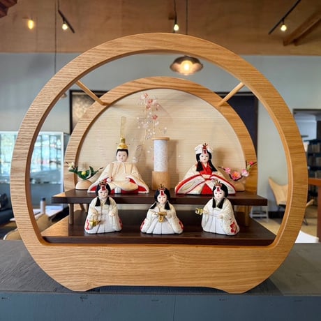 【数量限定】白無垢リボン飾り 雛人形－白珠桃月 木目込み円丸型飾台 五人飾り-【siratama momotsuki】