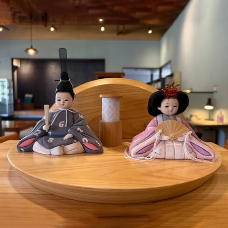 雛人形 伝統的な和服 茶色と白 令和記念 〔受注製作〕黄櫨染着用立ち雛 時代は変わっても残していき