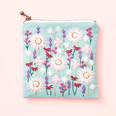 お値引き　戸塚刺繍作品　花柄テーブルセンター　ハンドメイド　130✖️20 お値引き 戸塚刺繍作品 花柄テーブルセンター ハンドメイド 130