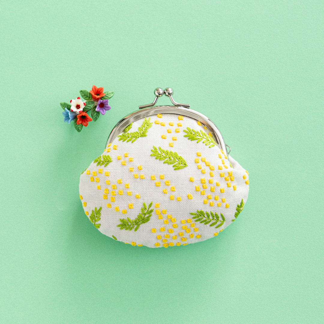 星あかりの刺繍手帖 がま口「ミモザ」（ペールグレー） | 戸塚