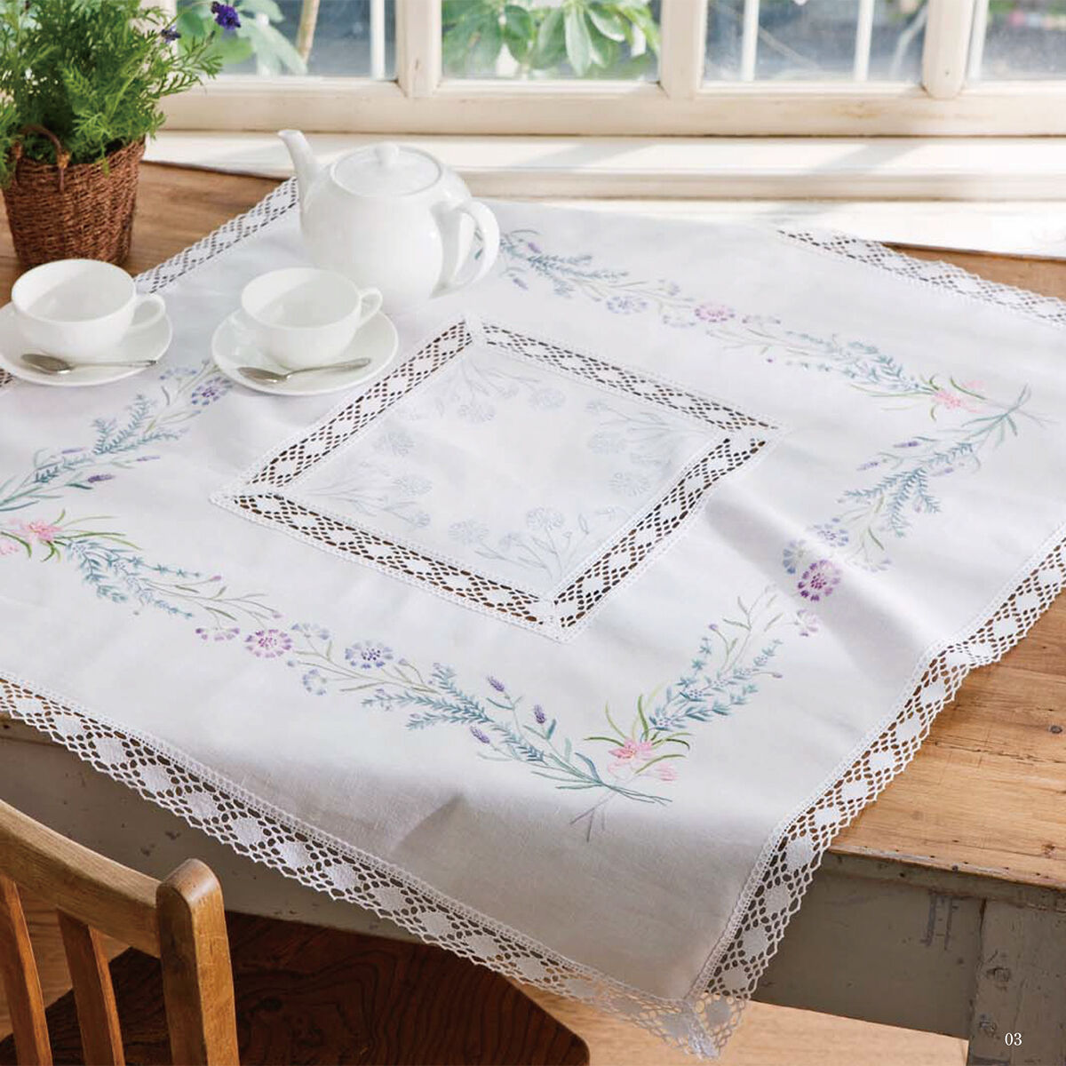 戸塚刺繍 　花柄　テーブルクロス リネンにハーブの花刺繍 2 | 戸塚刺しゅうオンラインショップ