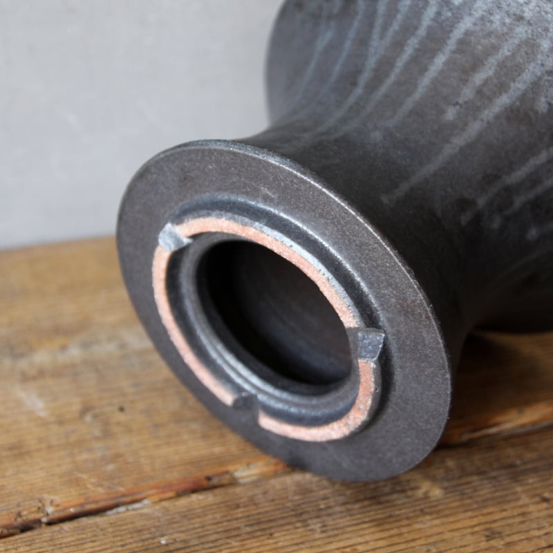 N/OH ノウ　グデア　PRIMITIVE POT S　鉢　リッチブラック N/OH / コロ鉢 / Black + Moon / S no.1027-21 | 芽の巣山