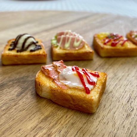 山型トーストストラップ：目玉焼き＋ベーコン