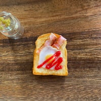 山型トーストストラップ：目玉焼き＋ベーコン