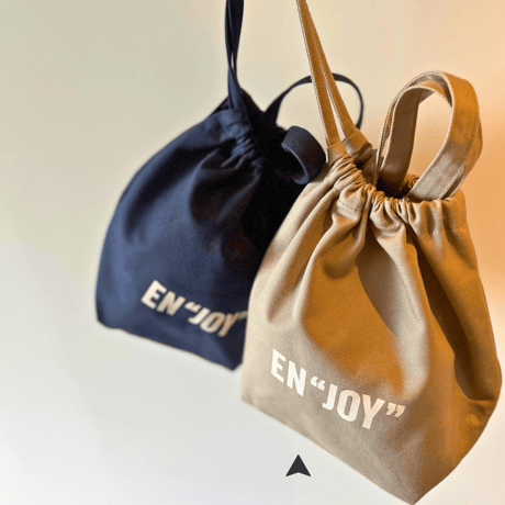 【MARUGRA×DRESSSEN】 SMALL DAY BAG “YES/ENJOY” (SMOKY BEIGE COLOR)