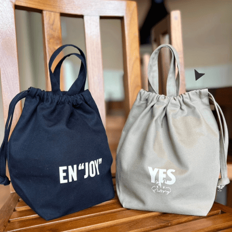 【MARUGRA×DRESSSEN】 SMALL DAY BAG “YES/ENJOY” (SMOKY BEIGE COLOR)