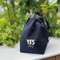 【MARUGRA×DRESSSEN】 SMALL DAY BAG “YES/ENJOY” (NAVY COLOR)