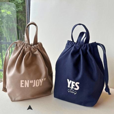 【MARUGRA×DRESSSEN】 SMALL DAY BAG “YES/ENJOY” (SMOKY BEIGE COLOR)