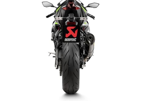 AKRAPOVIC カーボンスリップオンサイレンサー　KAWASAKI ZX-6R 636 2013-2026