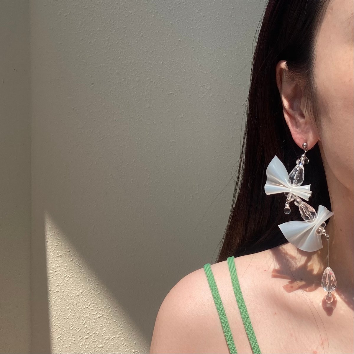 LIBERTY 3つのチャームが付いたドロップイヤリング ribbon drops 3color | LAUGHTER