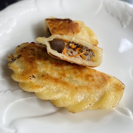 【李家のジャンボ焼き餃子】皮から手作りの素材にこだわった中国本場の味！