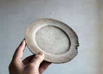 リム皿　ヒビ　灰白　キトツチ︰丸山史子