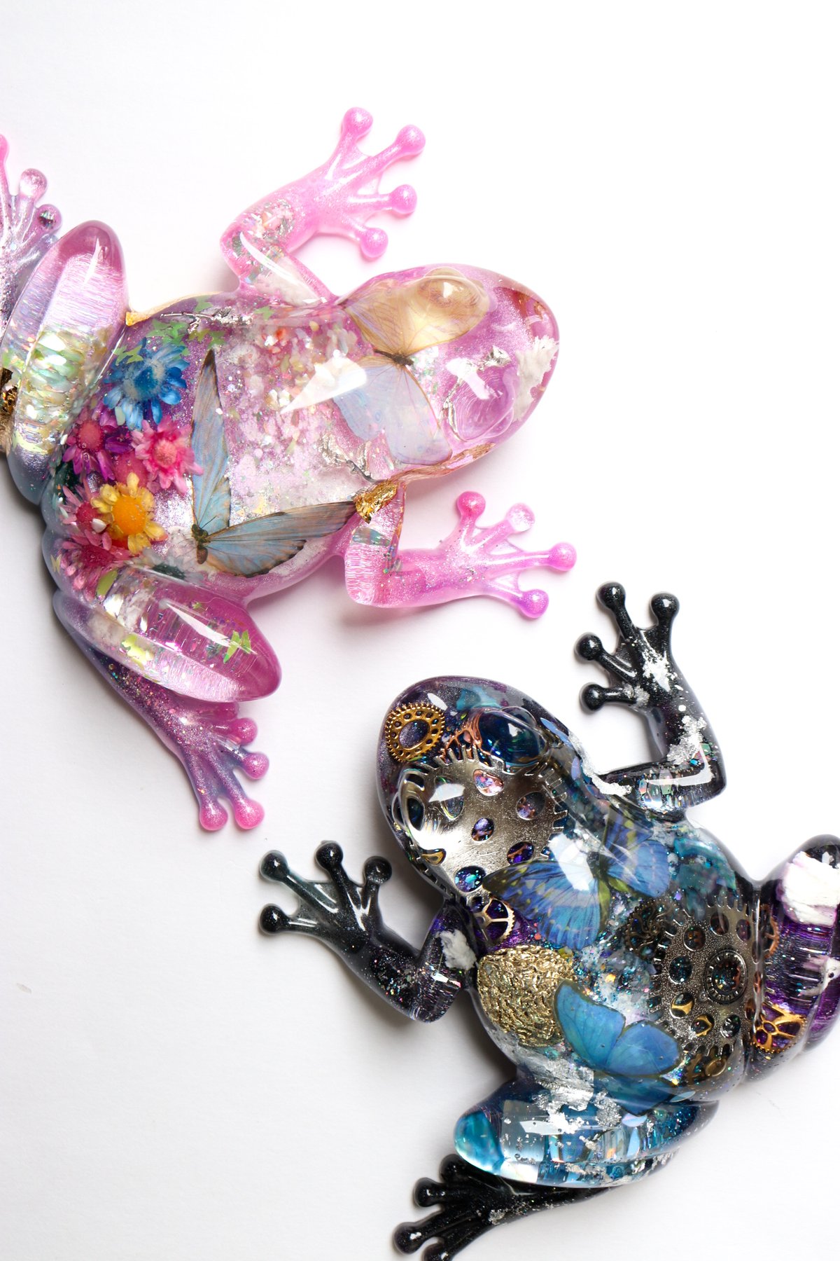 カエル型ピンクフィギュア 花と蝶の夢見るピンクアマガエル | Thyme_G
